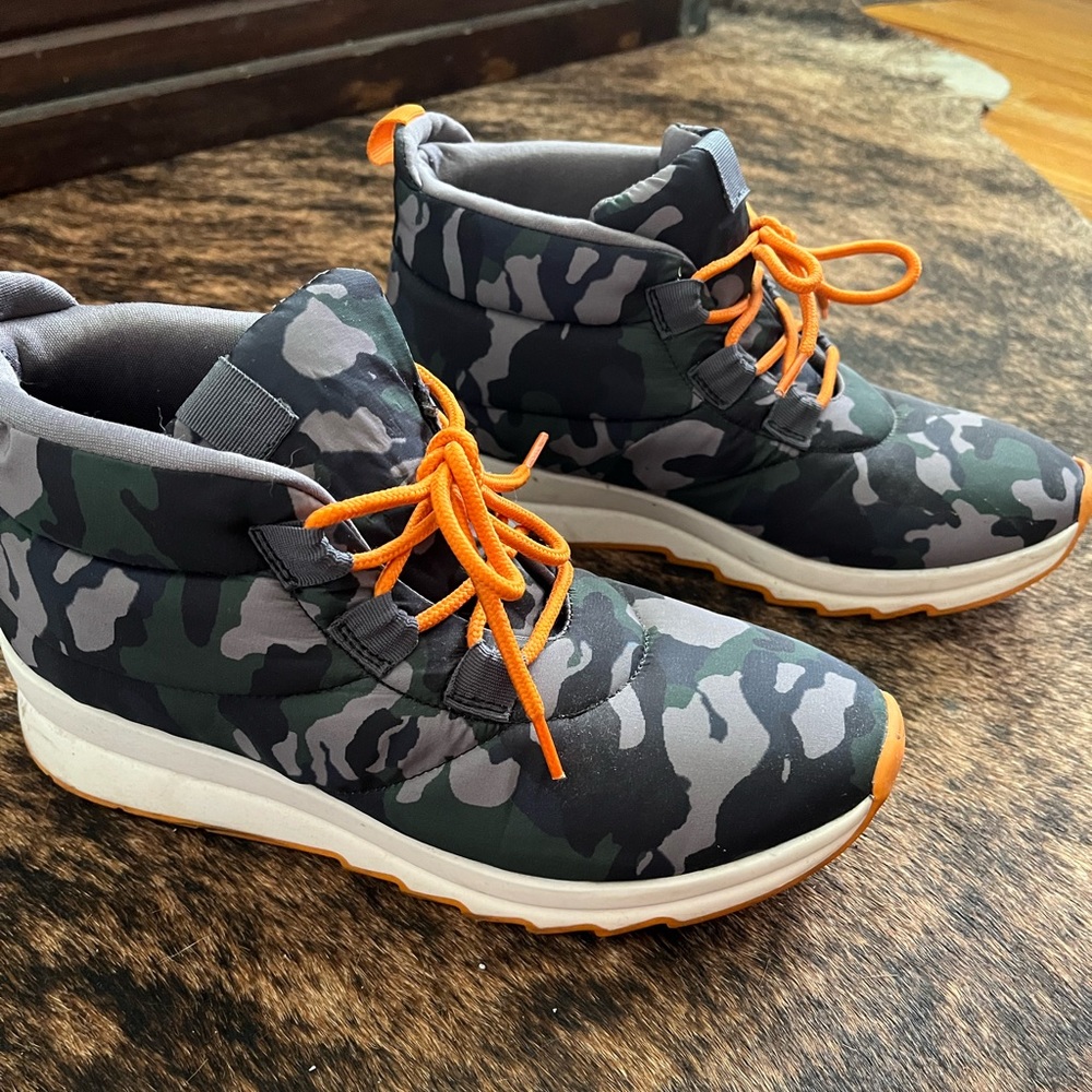 Warm-Up Nylon Quilted Lace-Up Sneakers
Camo print
Lace-up closure